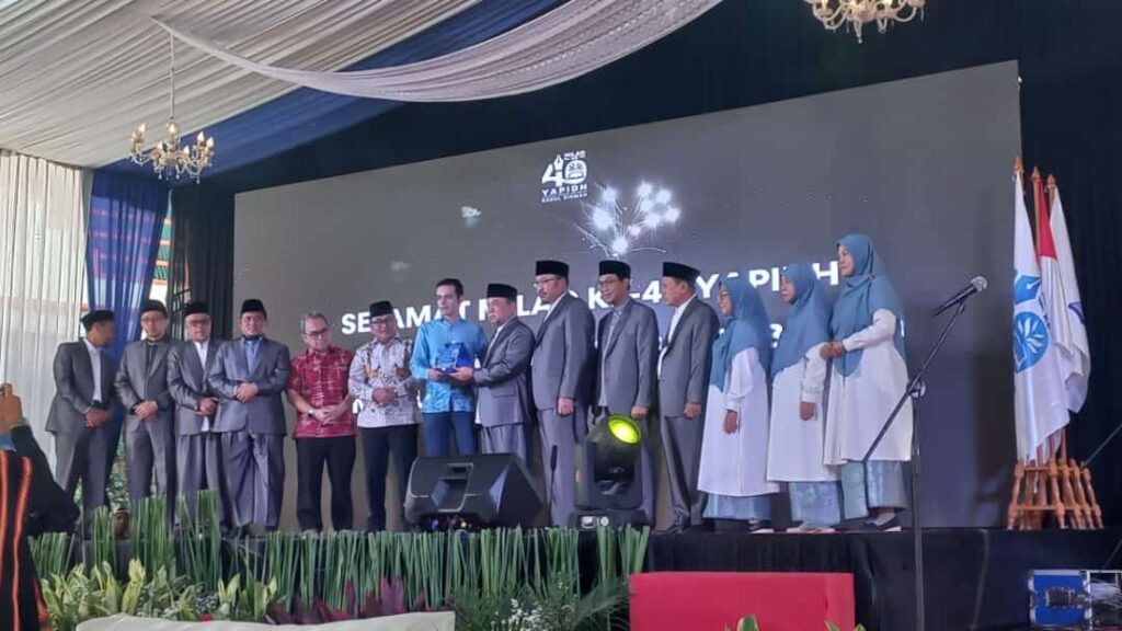 Ketua Yayasan Yapidh, Heri Koswara bersama jajaran pengurus