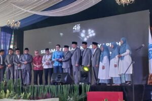 Ketua Yayasan Yapidh, Heri Koswara bersama jajaran pengurus